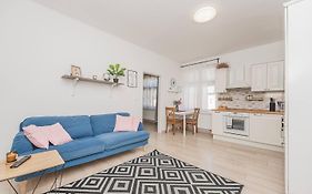 1Bd Apartment On Masarykovo Square - Bathtube, Desk & Chair, Free Wi-Fi
